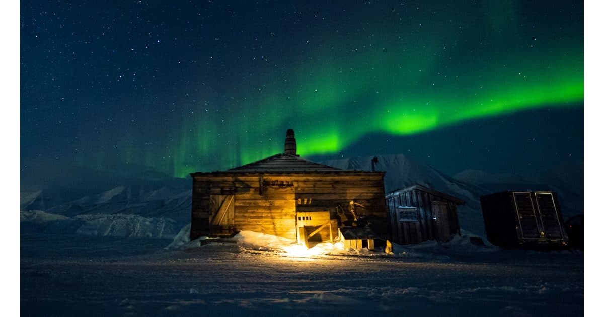 Northern lights over Camp Barentz in Longyearbyen, Svalbard - Photo, Schibsted Paternerstudio, Hurtigruten Svalbard.JPG | Hurtigrut